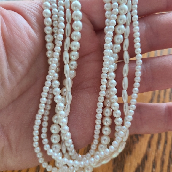 Jewelry - Pearl necklace
